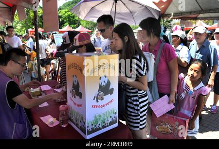 Bildnummer: 60314757  Datum: 04.08.2013  Copyright: imago/Xinhua Visitors cast their votes to name a giant panda cub nicknamed Yuan Zai at the Taipei Zoo in Taipei, southeast China s Taiwan, Aug. 4, 2013. The zoo kicked off a month-long event on Sunday to name the cub by live and online activities. The cub, born on July 6, is the first baby of a pair of giant pandas, namely Tuan Tuan and Yuan Yuan , who were given as a goodwill gift to Taiwan by the Chinese mainland. (Xinhua/Tao Ming) (hdt) CHINA-TAIPEI-GIANT PANDA (CN) PUBLICATIONxNOTxINxCHN Gesellschaft x2x xkg 2013 quer o0 Pandabär Bär Jung Stock Photo