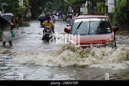 Bildnummer: 60325046 Datum: 05.08.2013 Copyright: imago/Xinhua (130805) -- KERALA, 5 agosto 2013 (Xinhua) -- i veicoli si muovono su una strada segnalata dall'acqua dopo forti piogge nello stato meridionale del Kerala in India, 5 agosto 2013. Almeno sei, tra cui due bambini, sono stati uccisi in frane innescate da pesanti inondazioni monsoniche nello stato indiano meridionale del Kerala da domenica sera, un funzionario di polizia ha detto lunedì. (Xinhua/Stringer) INDIA-KERALA-FLOOD PUBLICATIONxNOTxINxCHN Gesellschaft x2x xkg 2013 quer o0 Wetter Hochwasser o00 Überschwemmung 60325046 Data 05 08 2013 Copyright Imago XINHUA Kerala ago Foto Stock