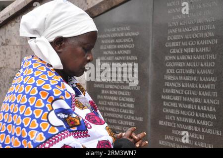 (130807) -- NAIROBI, 7 agosto 2013 (Xinhua) -- Una donna prega per le 1998 vittime dell'esplosione della bomba durante la 15a commemorazione annuale al 7 agosto Memorial Park a Nairobi, capitale del Kenya, 7 agosto 2013. I sopravvissuti si sono riuniti qui mercoledì per commemorare le vittime della bomba del 1998 quando l'edificio dell'ambasciata americana a Nairobi, in Kenya, e Dar-es-Salaam, in Tanzania, sono stati bombardati da terroristi il 7 agosto 1998, uccidendo 224 persone e ferendone più di 4.500. (Xinhua/Ali Alale)(cxy) KENYA-NAIROBI-1998 BOMB BLAST-COMMEMORATION PUBLICATIONxNOTxINxCHN Foto Stock