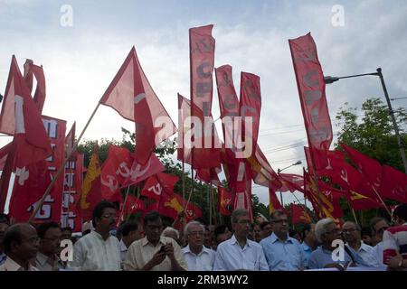 Bildnummer: 60337354 Datum: 07.08.2013 Copyright: imago/Xinhua attivisti del Partito Comunista d'India (marxista) (CPI-M) partecipano a una manifestazione di protesta contro il recente deterioramento dell'attuale situazione dell'ordine pubblico a Calcutta, capitale dello stato indiano orientale del Bengala Occidentale, 7 agosto 2013. (Xinhua/Tumpa Mondal) INDIA-CALCUTTA-CPI-M-PROTEST PUBLICATIONxNOTxINxCHN Demo Protest Politik xns x0x 2013 quer 60337354 Data 07 08 2013 Copyright Imago XINHUA attivisti del Partito Comunista d'India il CPI M marxista partecipa a una manifestazione di protesta contro la recente situazione dell'ordine pubblico a Calcutta C. Foto Stock