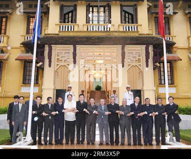 Bildnummer: 60338164 Datum: 08.08.2013 Copyright: imago/Xinhua (130808) -- HANOI, 8 agosto 2013 (Xinhua) -- Capi di missioni diplomatiche straniere dei paesi membri dell'ASEAN e i capi dei ministeri vietnamiti si tengono per mano durante una cerimonia di innalzamento della bandiera ad Hanoi, capitale del Vietnam, 8 agosto 2013. Il Ministero degli affari Esteri del Vietnam ha tenuto una cerimonia di sollevamento delle bandiere del Vietnam e dell'ASEAN ad Hanoi giovedì per celebrare il 46° anniversario della fondazione dell'ASEAN e 18 anni di ammissione del Vietnam all'organizzazione. (Xinhua/VNA) VIETNAM-HANOI-ASEAN-ANNIVERSARY PUBLICATIONxNOTxINxCHN People Politik Foto Stock