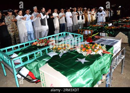 Bildnummer: 60340557 Datum: 08.08.2013 Copyright: imago/Xinhua (130809) - QUETTA, 8 agosto 2013 (Xinhua) -- assistere al funerale per gli agenti di polizia uccisi in un attentato suicida nel sudovest del Pakistan S Quetta, 8 agosto 2013. Almeno 31, tra cui alti ufficiali di polizia, sono stati uccisi e oltre 50 altri feriti giovedì pomeriggio, a seguito di un'esplosione suicida che ha colpito un funerale nella città sudoccidentale del Pakistan di Quetta, hanno detto i media e i funzionari locali. (Xinhua/Asad) (djj) PAKISTAN-QUETTA-BLAST-FUNERAL PUBLICATIONxNOTxINxCHN Gesellschaft Anschlag Selbsmordanschlag Opfer Trauer Trauerfeier Terror Terroranschlag Foto Stock