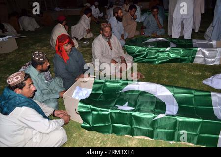 Bildnummer: 60340556 Datum: 08.08.2013 Copyright: imago/Xinhua (130809) - QUETTA, 8 agosto 2013 (Xinhua) -- assistere al funerale per gli agenti di polizia uccisi in un attentato suicida nel sudovest del Pakistan S Quetta, 8 agosto 2013. Almeno 31, tra cui alti ufficiali di polizia, sono stati uccisi e oltre 50 altri feriti giovedì pomeriggio, a seguito di un'esplosione suicida che ha colpito un funerale nella città sudoccidentale del Pakistan di Quetta, hanno detto i media e i funzionari locali. (Xinhua/Asad) (djj) PAKISTAN-QUETTA-BLAST-FUNERAL PUBLICATIONxNOTxINxCHN Gesellschaft Anschlag Selbsmordanschlag Opfer Trauer Trauerfeier Terror Terroranschlag Foto Stock