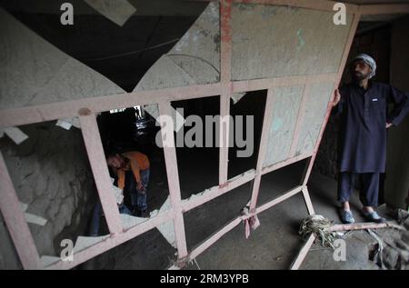 Bildnummer: 60346573 Datum: 11.08.2013 Copyright: imago/Xinhua (130811) -- KABUL, 11 agosto 2013 (Xinhua) -- un uomo afghano si trova all'interno della sua casa danneggiata dopo una pesante inondazione nei distretti di Shakardara nella provincia di Kabul l'11 agosto 2013. Almeno 22 hanno perso la vita a causa delle forti piogge e delle inondazioni che hanno spazzato via centinaia di case e terreni agricoli nei distretti di Shakardara e Paghman della provincia di Kabul sabato, ha dichiarato domenica l'Autorità nazionale per la gestione delle catastrofi (NDMA) dell'Afghanistan. (Xinhua/Ahmad Massoud)(rh) AFGHANISTAN-KABUL-FLOOD PUBLICATIONxNOTxINxCHN Gesellschaft Flut premiumd x0x xsk Foto Stock