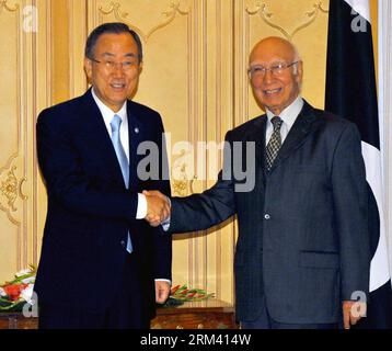 Bildnummer: 60354249 Datum: 13.08.2013 Copyright: imago/Xinhua (130813) -- ISLAMABAD, 13 agosto 2013 (Xinhua) -- foto rilasciata dal Pakistano Press Information Department (PID) il 13 agosto 2013 mostra il consigliere per la sicurezza nazionale pakistano Sartaj Aziz (R) stringendo la mano con il segretario generale delle Nazioni Unite Ban Ki-Moon al Ministero degli Esteri di Islamabad, Pakistan. Ban Ki-Moon è arrivato in Pakistan all'inizio di martedì in una visita di due giorni per i colloqui con alti leader incentrati sulla gestione delle catastrofi, la pace e l'istruzione, hanno detto i funzionari.(Xinhua/PID)(zhf) PAKISTAN-ISLAMABAD-BAN KI MOON-VISIT PUBLICATIONxNOTxINxC Foto Stock