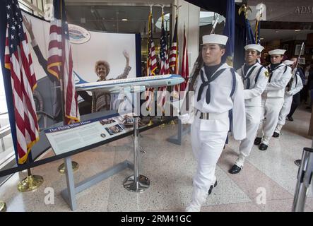 Bildnummer: 60356536 Datum: 13.08.2013 Copyright: imago/Xinhua (130814) - YORBA LINDA, 13 agosto 2013 (Xinhua) - membri della U.S. Naval Sea Cadets march durante la cerimonia di inaugurazione di un modello di Air Force One SAM 26000 presso la Richard Nixon Library & Museum di Yorba Linda, California, 13 agosto 2013. Martedì è stata inaugurata qui una nuova mostra con un modello in scala 1/20 da 7 piedi di Air Force One SAM 26000. Air Force One SAM 26000 è stato l'aereo su cui l'ex presidente degli Stati Uniti Nixon ha volato in tutto il mondo. (Xinhua/Zhao Hanrong) US-YORBA LINDA-NIXON-MODEL OF AIR FORCE ONE PUBLICATIONxNOTxINxCHN Gese Foto Stock