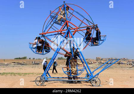 Bildnummer: 60359592 Datum: 15.08.2013 Copyright: imago/Xinhua (130815) -- HERAT, 15 agosto 2013 (Xinhua) -- i bambini afghani si divertono nell'Afghanistan occidentale il 15 agosto 2013.(Xinhua/Sardar)(lrz) AFGHANISTAN-HERAT-CHILDREN PUBLICATIONxNOTxINxCHN Gesellschaft x2x xac 2013 quer o0 Freizeit 60359592 Data 15 08 2013 Copyright Imago XINHUA Herat Aug 15 2013 XINHUA afghani i bambini si divertono in un'altalena nell'Afghanistan occidentale IL 15 agosto 2013 XINHUA Sardar Afghanistan Herat Children PUBLICATIONxNOTxINxCHN Society x2x 2013 Horizontal o0 tempo libero giostra per bambini Foto Stock