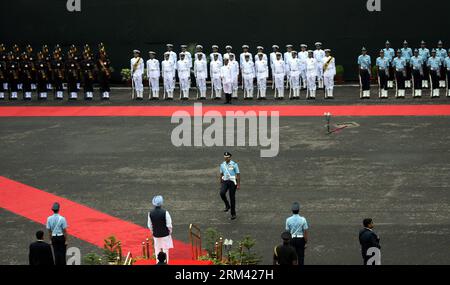 Bildnummer: 60359606  Datum: 15.08.2013  Copyright: imago/Xinhua (130815) -- NEW DELHI, Aug. 15, 2013 (Xinhua) -- Indian Prime Minister Manmohan Singh (3rd L, front) inspects the guard of honor on his arrival at Red Fort to address the nation as India celebrates its 67th Independence Day in New Delhi, India, Aug. 15, 2013. India got its independence from Britain on Aug. 15, 1947 and became a republic on Jan. 26, 1950. (Xinhua/Partha Sarkar)(lrz) INDIA-NEW DELHI-INDEPENDENCE DAY-CELEBRATION PUBLICATIONxNOTxINxCHN Politik people Feiertag Unabhängigkeitstag Unabhängigkeit Militär Militärparade pr Stock Photo