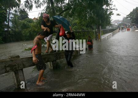 Bildnummer: 60372019 Datum: 20.08.2013 Copyright: imago/Xinhua (130820) -- QUEZON CITY, Aug. 20, 2013 (Xinhua) -- i residenti aiutano una donna a superare l'alluvione a causa delle forti piogge monsoniche nella città di Quezon, Filippine, il 20 agosto 2013. Almeno sette sono morti e oltre 600.000 sono stati colpiti da massicce inondazioni a Metro Manila e in altre parti delle Filippine a causa della pioggia monsonica sudoccidentale, un alto funzionario del governo ha detto martedì. (Xinhua/Rouelle Umali) (syq) FILIPPINE-QUEZON CITY-FLOOD PUBLICATIONxNOTxINxCHN Gesellschaft Naturkatastrophe Hochwasser Flut xcb x0x 2013 quer premiumd 60372019 D Foto Stock