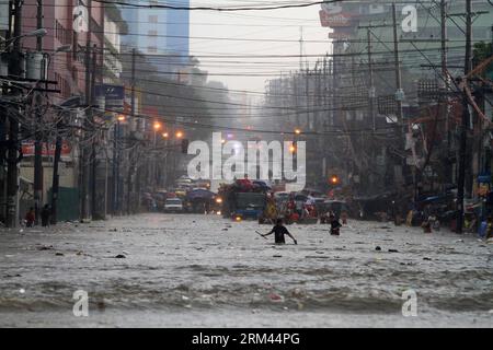 Bildnummer: 60372020 Datum: 20.08.2013 Copyright: imago/Xinhua (130820) -- QUEZON CITY, 20 agosto 2013 (Xinhua) -- i residenti attraversano una strada scavata dall'acqua durante le pesanti piogge monsoniche a Quezon City, Filippine, il 20 agosto 2013. Almeno sette sono morti e oltre 600.000 sono stati colpiti da massicce inondazioni a Metro Manila e in altre parti delle Filippine a causa della pioggia monsonica sudoccidentale, un alto funzionario del governo ha detto martedì. (Xinhua/Rouelle Umali) (syq) FILIPPINE-QUEZON CITY-FLOOD PUBLICATIONxNOTxINxCHN Gesellschaft Naturkatastrophe Hochwasser Flut xcb x0x 2013 quer premiumd 603720 Foto Stock