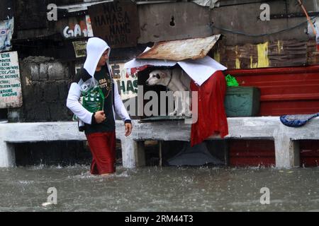 Bildnummer: 60372016  Datum: 20.08.2013  Copyright: imago/Xinhua (130820) -- QUEZON CITY, Aug. 20, 2013 (Xinhua) -- A man wades through a water-logged street during heavy monsoon rain in Quezon City, the Philippines, on Aug. 20, 2013. At least seven died and over 600,000 were affected by massive flooding in Metro Manila and other parts of the Philippines due to southwest monsoon rain, a senior government official said Tuesday. (Xinhua/Rouelle Umali) (djj) PHILIPPINES-QUEZON CITY-FLOOD PUBLICATIONxNOTxINxCHN Gesellschaft Naturkatastrophe Hochwasser Flut xcb x0x 2013 quer premiumd      60372016 Foto Stock