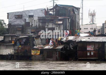 Bildnummer: 60372015  Datum: 20.08.2013  Copyright: imago/Xinhua (130820) -- QUEZON CITY, Aug. 20, 2013 (Xinhua) -- Residents climb to the rooftop of their shanties to avoid the flood brought by heavy monsoon rain in Quezon City, the Philippines, on Aug. 20, 2013. At least seven died and over 600,000 were affected by massive flooding in Metro Manila and other parts of the Philippines due to southwest monsoon rain, a senior government official said Tuesday. (Xinhua/Rouelle Umali) (djj) PHILIPPINES-QUEZON CITY-FLOOD PUBLICATIONxNOTxINxCHN Gesellschaft Naturkatastrophe Hochwasser Flut xcb x0x 201 Foto Stock