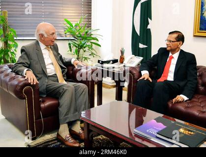 Bildnummer: 60386117  Datum: 23.08.2013  Copyright: imago/Xinhua (130823) -- ISLAMABAD, Aug. 23, 2013 (Xinhua) -- Photo released by Press Information Department (PID) on Aug. 23, 2013 shows Pakistani National Security Adviser Sartaj Aziz (L) talks with Sri Lanka s Foreign Minister Gamini Lakshman Peiris during a meeting at the foreign ministry in Islamabad, capital of Pakistan. Peiris visited Islamabad to officially extend the invitation to the Pakistani government to participate in the Commonwealth Heads of Governments Meeting (CHOGM) in Colombo in November. (Xinhua/PID) PAKISTAN-ISLAMABAD-SR Stock Photo