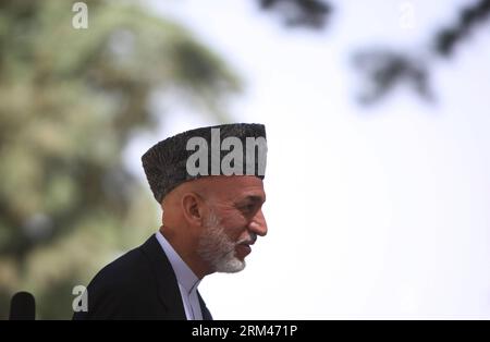 Bildnummer: 60387831 Datum: 24.08.2013 Copyright: imago/Xinhua (130824) -- KABUL, 24 agosto 2013 (Xinhua) -- il presidente afghano Hamid Karzai arriva per una conferenza stampa a Kabul, Afghanistan, il 24 agosto 2013. Sabato, il presidente afghano Hamid Karzai ha confermato che il paese e gli Stati Uniti hanno ripreso i colloqui su un proposto patto di sicurezza noto come bilaterale accordo di sicurezza (BSA), aggiungendo una nuova fase di colloqui tra i due paesi. (Xinhua/Ahmad Massoud) AFGHANISTAN-KABUL-HAMID KARZAI-CONFERENZA STAMPA PUBLICATIONxNOTxINxCHN people xas x0x 2013 quer premiumd 60387831 Foto Stock