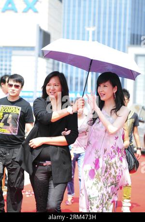 Bildnummer: 60388433 Datum: 24.08.2013 Copyright: imago/Xinhua (130824) -- TIANJIN, 24 agosto 2013 (Xinhua) -- cantante e attrice Vivian Chow (front R) della Cina meridionale Hong Kong partecipa ad un evento commerciale a Tianjin, Cina settentrionale, 24 agosto 2013. (Xinhua/Shi Song) (wqq) CHINA-TIANJIN-VIVIAN CHOW (CN) PUBLICATIONxNOTxINxCHN people x0x xsk 2013 hoch 60388433 Data 24 08 2013 Copyright Imago XINHUA Tianjin 24 agosto 2013 XINHUA cantante e attrice Vivian Chow Front r di Hong Kong della Cina meridionale partecipa a un evento commerciale a Tianjin Cina del Nord 24 agosto 2013 XINHUA Shi Song wqq China Tianjin Vivian Foto Stock