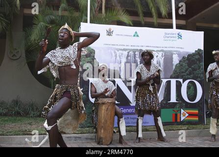 Bildnummer: 60389193 Datum: 23.08.2013 Copyright: imago/Xinhua (130824) -- VICTORIA FALLS, ago. 2013 (Xinhua) -- i ballerini dello Zimbabwe danno il benvenuto ai delegati del turismo nell'Elephant Hills Resort, Victoria Falls, Zimbabwe, il 23 agosto 2013. (Xinhua) ZIMBABWE-VICTORIA FALLS-UNWTO PUBLICATIONxNOTxINxCHN Gesellschaft x2x xmb 2013 quer o0 Tradition Tanz 60389193 Data 23 08 2013 Copyright Imago XINHUA Victoria Falls Aug 2013 XINHUA Zimbabwe Dancers Welcome Tourism Delegates in the Elephant Hills Resort Victoria Falls Zimbabwe IL 23 agosto 2013 XINHUA Zimbabwe Victoria Falls UNWTO PUBLICATIONxNOT Foto Stock