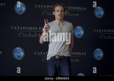 Bildnummer: 60395803  Datum: 26.08.2013  Copyright: imago/Xinhua (130826) -- MEXICO CITY, Aug. 26, 2013 (Xinhua) -- Canadian actor Kevin Zegers participates in a photographic shoot to promote the movie The Mortal Instruments: City of Bones in Mexico City, capital of Mexico, on Aug. 26, 2013. (Xinhua/Alejandro Ayala) MEXICO-MEXICO CITY-CINEMA-MORTAL INSTRUMENTS PUBLICATIONxNOTxINxCHN Entertainment People premiumd x0x xkg 2013 quer      60395803 Date 26 08 2013 Copyright Imago XINHUA  Mexico City Aug 26 2013 XINHUA Canadian Actor Kevin Zegers participates in a Photographic Shoot to promote The M Stock Photo