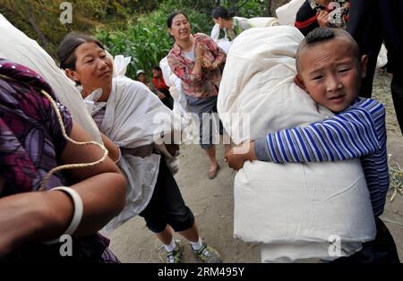 Bildnummer: 60404501 Datum: 28.08.2013 Copyright: imago/Xinhua SHANGRI-LA, ago. 28, 2013 - gli abitanti del villaggio ricevono beni di soccorso nel villaggio Shangqiaotou, colpito dal terremoto, nella prefettura autonoma tibetana di Deqen, provincia dello Yunnan della Cina sud-occidentale, 28 agosto 2013. Un terremoto di 5,1 sulla scala Richter ha scosso l'area di giunzione delle province dello Yunnan e del Sichuan della Cina sud-occidentale mercoledì. Non sono state segnalate vittime, anche se il terremoto ha distrutto decine di case e interrotto il traffico stradale e le telecomunicazioni. (Xinhua/Lin Yuguang) (hdt) CHINA-YUNNAN-QUAKE (CN) PUBLICATIONxNOTxINx Foto Stock