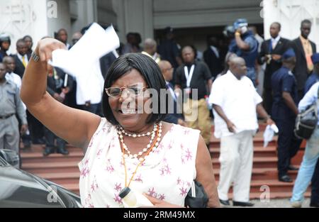 Bildnummer: 60408887 Datum: 29.08.2013 Copyright: imago/Xinhua (130829) -- ACCRA, agosto 29, 2013 (Xinhua) -- Un sostenitore del Congresso Nazionale Democratico (NDC) al di fuori della Corte Suprema del Ghana ad Accra, capitale del Ghana, il 29 agosto 2013. La Corte Suprema del Ghana con una decisione del 6-3 ha respinto la petizione elettorale del 2012 presentata giovedì da tre personalità chiave del principale partito New Patriotic Party (NPP) contro il presidente John Dramani Mahama ad Accra. (Xinhua/Shao Haijun) GHANA-ACCRA-CORTE SUPREMA-VERDETTO-ELEZIONE PUBLICATIONxNOTxINxCHN Politik Präsidentschaftswahl er Foto Stock