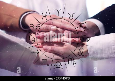 Relazioni e oroscopo. Ruota zodiacale e foto di persone che uniscono le mani insieme, primo piano Foto Stock