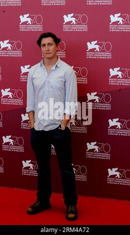 Bildnummer: 60413508 Datum: 30.08.2013 Copyright: imago/Xinhua (130830) -- VENEZIA, 30 agosto 2013 (Xinhua) -- il regista statunitense David Gordon Green posa al photocall di Joe durante la 70a Mostra del Cinema di Venezia, Italia, il 30 agosto 2013. (Xinhua/Xu Nizhi) ITALY-VENICE-FILM FESTIVAL-JOE PUBLICATIONxNOTxINxCHN Kultur Entertainment People Film 70 Internationale Filmfestspiele Venedig x1x xkg 2013 anteprima hoch 60413508 Data 30 08 2013 Copyright Imago XINHUA Venezia ago 30 2013 XINHUA il regista statunitense David Gordon Green posa al Photo call di Joe durante il 70° film di Venezia Foto Stock