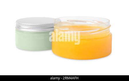 Vasetti di petrolatum cosmetico isolati su bianco Foto Stock