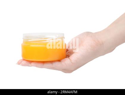 Donna che tiene un vaso di petrolatum su sfondo bianco, primo piano Foto Stock