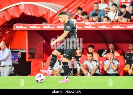 Granada, Spagna. 26 agosto 2023. GRANADA, SPAGNA - AGOSTO 26: Giovanni González dell'RCD Mallorca controlla il pallone durante la partita tra Granada CF e RCD Mallorca della Liga EA Sports il 26 agosto 2023 al Nuevo Los Carmenes di Granada, Spagna. (Foto di Samuel Carreño/ Credit: PX Images/Alamy Live News Foto Stock