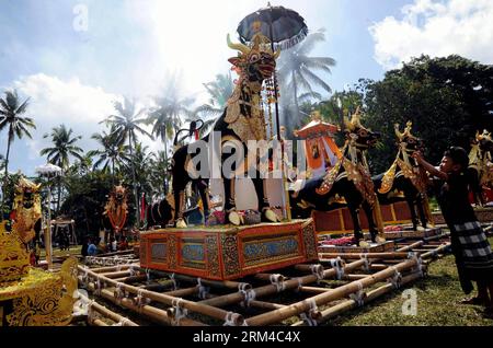 Bildnummer: 60424275 Datum: 02.09.2013 Copyright: imago/Xinhua (130902) -- BALI, 2 settembre 2013 (Xinhua) -- Un ragazzo scatta foto del sarcofago di toro nero durante una processione per ngaben , una cerimonia di cremazione di massa, al villaggio di Payangan nella reggenza di Gianyar, nell'isola turistica indonesiana di Bali, il 2 settembre 2013. Dopo giorni di elaborati rituali, 63 corpi sono stati cremati in una cerimonia sacra come parte della tradizionale credenza indù che la cremazione porterà il defunto al dopo-vita e alla reincarnazione. (Xinhua/Dewi Nurcahyani) INDONESIA-BALI-CULTURA-CREMAZIONE CERIMONIA PUBLICATIONxNOTxINxCHN xcb x Foto Stock