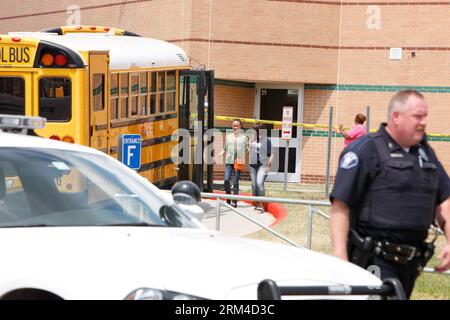 Bildnummer: 60435845 Datum: 04.09.2013 Copyright: imago/Xinhua (130904) -- HOUSTON, 4 settembre 2013 (Xinhua) -- gli studenti si ritirano dal campus della Spring High School nell'area di Houston, negli Stati Uniti, 4 settembre 2013. Uno studente di 17 anni è stato pugnalato morto e altri tre sono rimasti feriti mercoledì in un attacco alla scuola superiore nello stato americano del Texas, hanno riferito i media locali. (Xinhua/Song Qiong) U.S.-HOUSTON-HIGH SCHOOL-VIOLENCE PUBLICATIONxNOTxINxCHN Gesellschaft USA Messerstecherei Mord Kriminalität Schule xns x0x 2013 quer premiumd 60435845 Data 04 09 2013 Copyright Imago XINHUA Hous Foto Stock