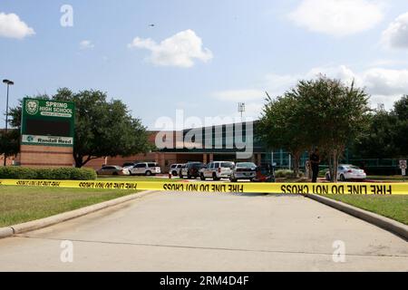 Bildnummer: 60435843 Datum: 04.09.2013 Copyright: imago/Xinhua (130904) -- HOUSTON, 4 settembre 2013 (Xinhua) -- i veicoli della polizia aspettano fuori dal campus della Spring High School nella zona di Houston, negli Stati Uniti, 4 settembre 2013. Uno studente di 17 anni è stato pugnalato morto e altri tre sono rimasti feriti mercoledì in un attacco alla scuola superiore nello stato americano del Texas, hanno riferito i media locali. (Xinhua/Song Qiong) U.S.-HOUSTON-HIGH SCHOOL-VIOLENCE PUBLICATIONxNOTxINxCHN Gesellschaft USA Messerstecherei Mord Kriminalität Schule xns x0x 2013 quer premiumd 60435843 Data 04 09 2013 Copyright Imago XINHUA Foto Stock