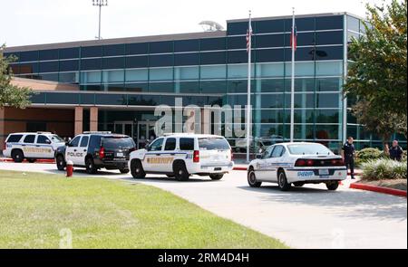 Bildnummer: 60435844 Datum: 04.09.2013 Copyright: imago/Xinhua (130904) -- HOUSTON, 4 settembre 2013 (Xinhua) -- i veicoli della polizia aspettano fuori dal campus della Spring High School nella zona di Houston, negli Stati Uniti, 4 settembre 2013. Uno studente di 17 anni è stato pugnalato morto e altri tre sono rimasti feriti mercoledì in un attacco alla scuola superiore nello stato americano del Texas, hanno riferito i media locali. (Xinhua/Song Qiong) U.S.-HOUSTON-HIGH SCHOOL-VIOLENCE PUBLICATIONxNOTxINxCHN Gesellschaft USA Messerstecherei Mord Kriminalität Schule xns x0x 2013 quer premiumd 60435844 Data 04 09 2013 Copyright Imago XINHUA Foto Stock