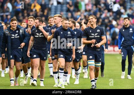 Scottish gas Murrayfield Stadium. Edimburgo, Scozia, Regno Unito. 26 agosto 2023. Famosa partita della Grouse Nations Series Scozia contro Georgia. Finn Russell e il capitano scozzese Jamie Ritchie salutano i tifosi domestici credito: eric mccowat/Alamy Live News Foto Stock