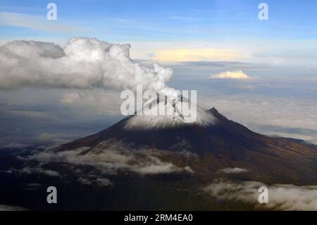 Bildnummer: 60443751 Datum: 06.09.2013 Copyright: imago/Xinhua immagine fornita dalla Segreteria militare del Messico (SEMAR) mostra vapore e cenere che si innalzano dal cratere del vulcano Popocatepetl a Puebla, Messico, il 6 settembre 2013. Secondo l'ultimo rapporto del Centro Nazionale per la prevenzione delle catastrofi (CENAPRED), nelle ultime 24 ore ci sono state 37 esalazioni di bassa intensità nel vulcano, e l'allarme vulcanico rimane nella fase gialla 2. (Xinhua/SEMAR) MESSICO-PUEBLA-AMBIENTE-VULCANO POPOCATEPETL PUBLICATIONxNOTxINxCHN Gesellschaft Vulkan aktiv Asche Rauch qualm xns Foto Stock