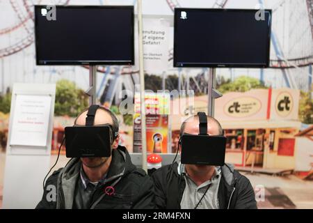 Bildnummer: 60453290 Datum: 09.09.2013 Copyright: imago/Xinhua (130909) -- BERLINO, 9 settembre 2013 (Xinhua) -- i visitatori utilizzano le cuffie per realtà virtuale Oculus Rift durante la fiera di elettronica IFA 2013 a Berlino, in Germania, il 9 settembre 2013. (Xinhua/Zhang fan) GERMANIA-BERLIN-TECHNOLOGY-IFA PUBLICATIONxNOTxINxCHN Wirtschaft Elektronikmesse Internationale Funkausstellung premiumd x0x xkg 2013 quer 60453290 Data 09 09 2013 Copyright Imago XINHUA Berlino 9 settembre 2013 i visitatori di XINHUA utilizzano le cuffie Oculus Rift per realtà virtuale durante la fiera IFA Electronics Trade Fair 2013 a Berlino in Germania IL 9 settembre Foto Stock