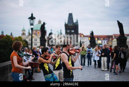 Bildnummer: 60457247 Datum: 28.08.2013 Copyright: imago/Xinhua Artists Perform for Travellers on the Charles Bridge a Praga, capitale della Repubblica Ceca, il 28 agosto 2013. Praga è stata un centro politico, culturale ed economico dell'Europa centrale con fortune storiche durante i suoi 1.100 anni di esistenza. Sede di una serie di famose attrazioni culturali, Praga sopravvisse alla violenza e alla distruzione di guerra in Europa durante il XX secolo. Dal 1992, l'esteso centro storico di Praga è stato incluso nella lista dei siti patrimonio dell'umanità dell'UNESCO. (Xinhua/Zhou lei) CECO-PRAGA-DAILY LIFE-U Foto Stock