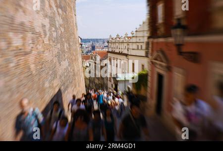 Bildnummer: 60457282 Datum: 31.08.2013 Copyright: imago/Xinhua la foto scattata il 31 agosto 2013 mostra i viaggiatori che camminano fino al Castello di Praga, capitale della Repubblica Ceca. Praga è stata un centro politico, culturale ed economico dell'Europa centrale con fortune storiche durante i suoi 1.100 anni di esistenza. Sede di una serie di famose attrazioni culturali, Praga sopravvisse alla violenza e alla distruzione di guerra in Europa durante il XX secolo. Dal 1992, l'esteso centro storico di Praga è stato incluso nella lista dei siti patrimonio dell'umanità dell'UNESCO. (Xinhua/Zhou lei) CZECH-PRAGUE-DAIL Foto Stock