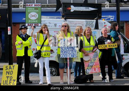 Londra, Regno Unito. 26 agosto 2023. I manifestanti anti anti-ULEZ si riuniscono nel vecchio collegio laburista del sindaco di Londra Sadiq Khan a Tooting, in vista dell'espansione e dell'entrata in vigore dello schema sull'inquinamento atmosferico martedì 29. I manifestanti si oppongono alle accuse che vengono applicate per ripulire l'aria della capitale, ritenendo che non sia altro che un modo per tassare gli automobilisti e colpire più duramente i più poveri della società. Credito: Fotografia dell'undicesima ora/Alamy Live News Foto Stock