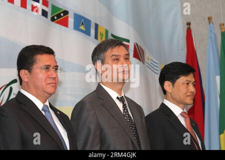 Bildnummer: 60458798 Datum: 09.09.2013 Copyright: imago/Xinhua (130910) -- SAN JOSE, 10 settembre 2013 (Xinhua) -- Luis Fernando Mendoza (L), Presidente dell'Assemblea legislativa costaricana, Wang Hongqiang (C), rappresentante dell'Associazione popolare cinese per l'amicizia con i paesi stranieri, e Raymond Tang (R), presidente della Costa Rica Friendship Association with China, assistono alla cerimonia di apertura del 4° Forum di amicizia tra Cina, America Latina e Caraibi, a San Jose, Costa Rica, 9 settembre 2013. (Xinhua/Kent Gilbert) COSTA RICA-SAN JOSE-CINA-POLITICA-AMICIZIA ASSO Foto Stock