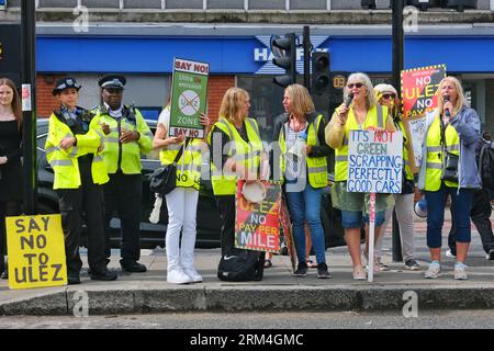 Londra, Regno Unito. 26 agosto 2023. I manifestanti anti anti-ULEZ si riuniscono nel vecchio collegio laburista del sindaco di Londra Sadiq Khan a Tooting, in vista dell'espansione e dell'entrata in vigore dello schema sull'inquinamento atmosferico martedì 29. I manifestanti si oppongono alle accuse che vengono applicate per ripulire l'aria della capitale, ritenendo che non sia altro che un modo per tassare gli automobilisti e colpire più duramente i più poveri della società. Credito: Fotografia dell'undicesima ora/Alamy Live News Foto Stock