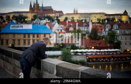 Bildnummer: 60460265 Datum: 28.08.2013 Copyright: imago/Xinhua Un uomo si trova sul Ponte Carlo a Praga, capitale della Repubblica Ceca, il 28 agosto 2013. Sede di numerose famose attrazioni culturali, l'esteso centro storico di Praga.(Xinhua/Zhou lei) CECO-PRAGA-VITA QUOTIDIANA - Una CITTÀ PER GLI AMANTI PUBLICATIONxNOTxINxCHN Gesellschaft x2x xkg 2013 quer o0 Karlsbrücke Brücke 60460265 Data 28 08 2013 Copyright Imago XINHUA un uomo si trova SUL Ponte Carlo a Praga, capitale della Repubblica Ceca, IL 28 2013 agosto, come sede di una serie di famose attrazioni culturali, l'esteso Hist Foto Stock