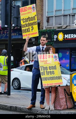 Londra, Regno Unito. 26 agosto 2023. I manifestanti anti anti-ULEZ si riuniscono nel vecchio collegio laburista del sindaco di Londra Sadiq Khan a Tooting, in vista dell'espansione e dell'entrata in vigore dello schema sull'inquinamento atmosferico martedì 29. I manifestanti si oppongono alle accuse che vengono applicate per ripulire l'aria della capitale, ritenendo che non sia altro che un modo per tassare gli automobilisti e colpire più duramente i più poveri della società. Credito: Fotografia dell'undicesima ora/Alamy Live News Foto Stock