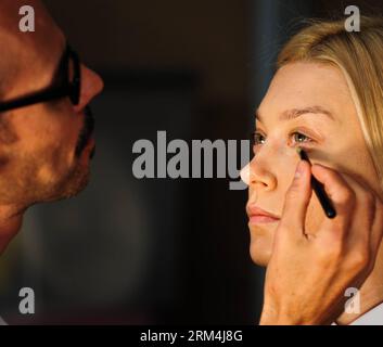 Bildnummer: 60469841 Datum: 12.09.2013 Copyright: imago/Xinhua (130912) -- NEW YORK, 12 settembre 2013 (Xinhua) -- Una modella ottiene il suo trucco nel backstage di Ralph Lauren durante le collezioni New York Merdedes-Benz Fashion Week Primavera 2014 a New York, Stati Uniti, il 12 settembre 2013. La settimana della moda si è conclusa giovedì. (Xinhua/Deng Jian) US-NEW YORK-FASHION WEEK-RALPH LAUREN-BACKSTAGE PUBLICATIONxNOTxINxCHN Kultur Entertainment Mode Modewoche Modenschau xas x0x 2013 quadrat Aufmacher Premiumd 60469841 Data 12 09 2013 Copyright Imago XINHUA New York 12 settembre 2013 XINHUA a Mode Foto Stock