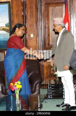 Bildnummer: 60477311 Datum: 15.09.2013 Copyright: imago/Xinhua (130915) -- KATHMANDU, 15 settembre 2013 (Xinhua) -- in visita il ministro degli Esteri indiano Sujatha Singh (L) stringe la mano a Khil Raj Regmi, presidente del Consiglio elettorale provvisorio del Nepal, durante una riunione a Kathmandu, Nepal, 15 settembre 2013. Sujatha Singh è in visita di due giorni in Nepal. (Xinhua/Sunil Sharma) NEPAL-INDIA-DIPLOMACY PUBLICATIONxNOTxINxCHN People xas x0x 2013 hoch 60477311 Data 15 09 2013 Copyright Imago XINHUA Kathmandu Sept 15 2013 XINHUA in visita al ministro degli Esteri indiano Singh l Shakes Hands with Khil Raj Nepal Foto Stock