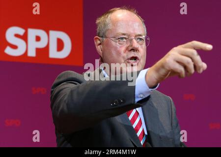 Bildnummer: 60478469 Datum: 15.09.2013 Copyright: imago/Xinhua (130915) -- BERLINO, 15 settembre 2013 (Xinhua) -- Peer Steinbrueck, Cancelliere candidato del Partito Socialdemocratico tedesco SPD, parla alla sede del partito a Berlino, Germania, il 15 settembre 2013, dopo la pubblicazione dei sondaggi di uscita delle elezioni regionali in Baviera. Le elezioni parlamentari dello Stato bavarese sono iniziate domenica, una settimana prima delle elezioni generali in Germania che cadranno il 22 settembre. (Xinhua/Zhang fan) GERMANY-BERLIN-PEER STEINBRUECK PUBLICATIONxNOTxINxCHN People Politik Porträt xns x0x 2013 quer premiumd 60478469 DAT Foto Stock