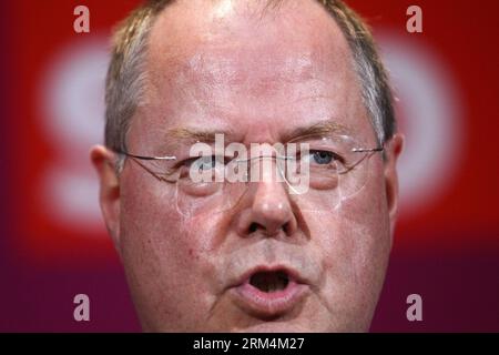 Bildnummer: 60478468 Datum: 15.09.2013 Copyright: imago/Xinhua (130915) -- BERLINO, 15 settembre 2013 (Xinhua) -- Peer Steinbrueck, Cancelliere candidato del Partito Socialdemocratico tedesco SPD, parla alla sede del partito a Berlino, Germania, il 15 settembre 2013, dopo la pubblicazione dei sondaggi di uscita delle elezioni regionali in Baviera. Le elezioni parlamentari dello Stato bavarese sono iniziate domenica, una settimana prima delle elezioni generali in Germania che cadranno il 22 settembre. (Xinhua/Zhang fan) GERMANY-BERLIN-PEER STEINBRUECK PUBLICATIONxNOTxINxCHN People Politik Porträt xns x0x 2013 quer premiumd 60478468 DAT Foto Stock