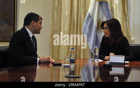 (130920) -- SINALOA, (Xinhua) -- il presidente argentino Cristina Fernandez de Kirchner (R) incontra il suo omologo ecuadoriano Rafael Correa a Buenos Aires, Argentina, il 19 settembre 2013. (Xinhua/Presidenza Argentina/TELAM) (sp) ARGENTINA-BUENOS AIRES-ECUADOR-POLITICS-VISIT PUBLICATIONxNOTxINxCHN Sinaloa XINHUA il presidente argentino Cristina Fernandez de Kirchner r incontra la sua parte ecuadoriana Rafael Correa a Buenos Aires Argentina IL 19 settembre 2013 XINHUA Presidenza argentina Telam SP Argentina Buenos Aires Ecuador POLITICA visita PUBLICATIONXINXINXINCHN Foto Stock