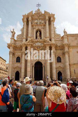 Bildnummer: 60506293 Datum: 20.09.2013 Copyright: imago/Xinhua (130920) -- SIRACUSA, 20 settembre 2013 (Xinhua) -- Travellers tour Piazza Duomo (Piazza Duomo) a Ortigia, il centro storico di Siracusa in Sicilia, Italia, 5 settembre 2013. Situata nell'angolo sud-est dell'isola di Sicilia, Siracusa è una città storica in Italia. La città di 2.700 anni, fondata nel 734 o 733 a.C. dai coloni greci di Corinto e Tenea, giocò un ruolo chiave nei tempi antichi, quando era una delle maggiori potenze del mondo mediterraneo. Una volta descritto da Cicerone, rinomato filosofo e oratore romano, come il più grande GRE Foto Stock