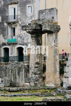 Bildnummer: 60506308 Datum: 20.09.2013 Copyright: imago/Xinhua (130920) -- SIRACUSA, 20 settembre 2013 (Xinhua) -- Un uomo cammina davanti alle rovine del Tempio di Apollo a Ortigia, il centro storico di Siracusa in Sicilia, Italia, 5 settembre 2013. Situata nell'angolo sud-est dell'isola di Sicilia, Siracusa è una città storica in Italia. La città di 2.700 anni, fondata nel 734 o 733 a.C. dai coloni greci di Corinto e Tenea, giocò un ruolo chiave nei tempi antichi, quando era una delle maggiori potenze del mondo mediterraneo. Una volta descritto da Cicerone, rinomato filosofo e oratore romano, come il più grande Foto Stock