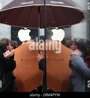 Bildnummer: 60503622 Datum: 20.09.2013 Copyright: imago/Xinhua (130920) -- BERLINO, 20 settembre 2013 (Xinhua) -- i clienti si riuniscono all'esterno di un Apple Store per acquistare i nuovi smartphone Apple iPhone 5s e iPhone 5c a Berlino, Germania, il 20 settembre 2013. IPhone 5s e iPhone 5c di Apple sono stati messi in vendita in Germania venerdì. (Xinhua/Zhang fan) (dzl) GERMANIA-IPHONE-LAUNCH PUBLICATIONxNOTxINxCHN xcb x2x 2013 quadrat premiumd o0 Wirtschaft iphone 5 s c Verkauf Verkaufsstart Start 60503622 Data 20 09 2013 Copyright Imago XINHUA Berlino 20 settembre 2013 i clienti XINHUA si mettono in fila all'esterno dell'Apple Store per acquistare Un Foto Stock